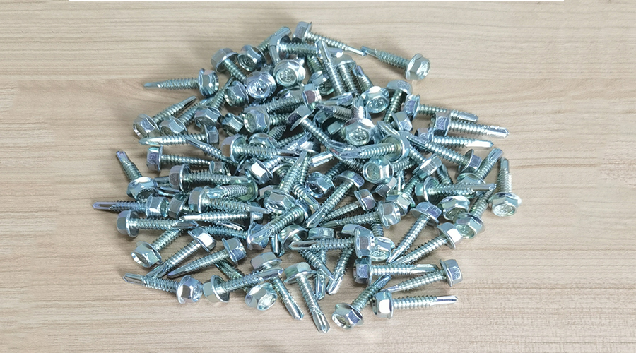 What should I do if there is floating oil in the plating solution during the production process of using acidic zinc plating brightener?