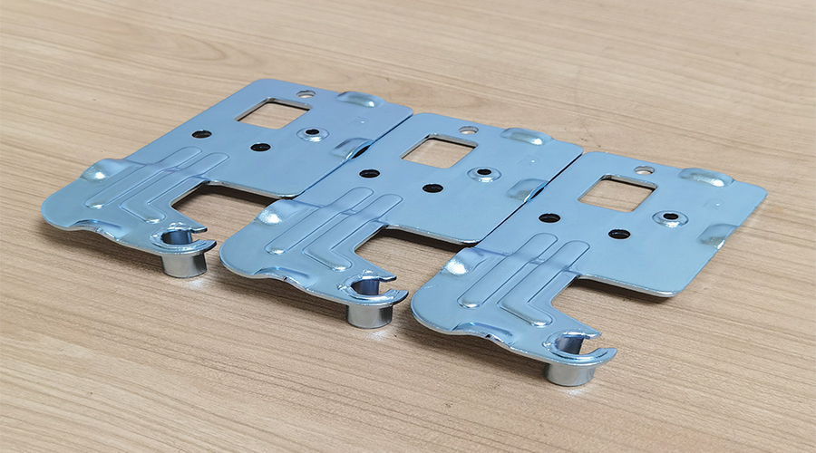 The coating of alkaline zinc workpieces is prone to positive and negative surfaces. You may want to try this alkaline zinc plating brightener